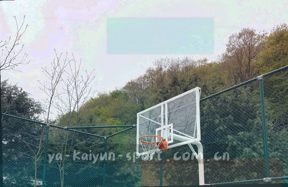 客厅中电视大屏显示足球比赛集锦，旁边放着遥控器